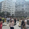 Protest ispred Palate Albanija: Građani i aktivisti traže uklanjanje bilborda iza kog su zarobljeni ptići