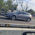 (Foto) Saobraćajna nezgoda na Brankovom mostu: Povređena jedna osoba, vozilo završilo na krovu
