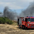 Požar na periferiji Kruševca: Gori nisko rastinje, vatrogasne ekipe na terenu