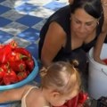U Brestaču - domaćinski, sprema se zimnica: Darko Lazić zasukao rukave, Branka čisti papriku, a Srna joj pomaže