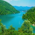 (VIDEO) Crvena tečnost se ulila u Neretvu kod Konjica, građani sumnjaju da je krv iz klanice