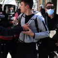 Policija suzavcem i vodenim topovima rasterala demonstrante u Tirani: Kamenicama gađali zgradu i policajce