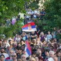 Održan šesti protest dela opozicije: Učesnici prošetali do zgrade Vlade, govornici se prethodno obratili ispred Narodne…