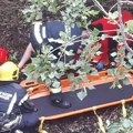 FOTO Drama u Užicu: Mladić upao u rupu ograđenu betonom, izvlačilo ga osam vatrogasaca