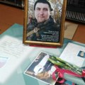 Najtužnija slika iz gimnazije u Lugansku: "Klupa heroja" u znak sećanja na Aleksandra Viktoroviča Valujskog (foto)