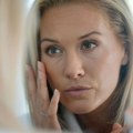 Trik sa korektorom koji skida 10 godina sa lica: Kako da se našminkate bez greške ako imate 40+