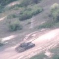 Nesvakidašnji prizor kod Časovog Jara: Pogođeni OSU tenk se "sam odvezao" u jezero - u rikverc! (video)