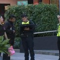 Novi napad nožem u tržnom centru u Australiji: Mladić izboden ispred kafića, napadač u bekstvu (video)
