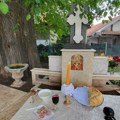 Tradicionalna litija i molitva kod zapis-drveta u Medoševcu u čast Svetog Nikole okupila meštane