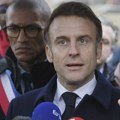 „Makronovi saveznici ne žele lice francuskog predsednika na svojim posterima“: Politico o vanrednim izborima u Francuskoj