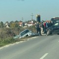 Jeziv sudar u Surčinu: Jedno vozilo završilo u jarku, od siline udarca otpao i branik: Prizor je strašan (foto)