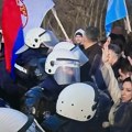 Žandarmerija otišla sa mosta kod Rumenke: Poljoprivrednici u Novom Sadu, stigli do kampusa da podrže studente (foto, video)