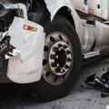 Užas na putu Kikinda - Zrenjanin: Žena iz Bašaida poginula, 7 osoba povređeno u sudaru auta i kombija