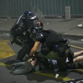 Pogledajte kako policajci s fantomkama brutalno napadaju biciklistu samo 3 raskrsnice od Železničke stanice, 8 meseci posle…