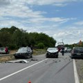 Tri vozila smrskana, delovi razbacani po kolovozu: Lančani sudar na putu Kraljevo - Vrnjačka Banja