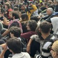 Lekornijevo žongliranje za opstanak: U Parizu i drugim gradovima čiste tragove od protesta i već se spremaju za novo okupljanje…