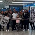 Partizan stigao u Australiju i dobio neverovatan doček: Grmela pesma Grobara i Užičko kolo na aerodromu