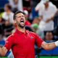 VIDEO Đoković doživljava nešto što nikad pre nije: Kinezi napravili ogroman red, Novak ih snimao iz kola