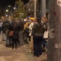 Građani se okupljaju ispred Vlade u znak protesta zbog zlostavljanja studentkinje Poljoprivrednog
