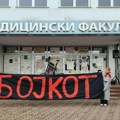 ВИДЕО Скуп испред Медицинског факултета уочи седнице Савета о декану: Студенти позивају на бојкот