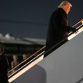 Drama na nebu! Naglo skretanje Trampovog aviona na putu za Davos zbog problema u letelici
