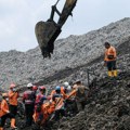 Tragedija u Indoneziji, ogromno brdo smeća zatrpalo ljude: Ima poginulih, spasioci kopaju po đubretu da nađu preživele…