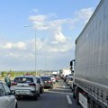 Totalni kolaps na auto-putu u smeru ka Beogradu: Kamion s cisternom potpuno izgoreo, jake vatrogasne snage upućene na teren…