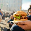 Burger manija u Srbiji: Gotovo 2 miliona dostava u poslednjih 12 meseci