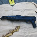 Uhapšene dve osobe, policija pronašla automatsku pušku i staklenu flašu sa benzinom (FOTO)
