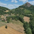 Nekadašnji vulkan Ostrvica u srcu Srbije danas je popularna turistička destinacija: Svi hrle u ovu vazdušnu banju (foto)