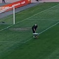 Nestvarne scene pred Tobol - Partizan: Čovek uzeo četku i kolica u ruke, pa krenuo da kreči linije na terenu