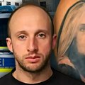 Ako vidite ovu tetovažu, odmah bežite! Zbog Saše je cela Nemačka na nogama: Alatom iz podne rupe presekao šipke ćelije u…