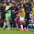 Pljuštale psovke na srpskom! Vlahović poludeo usred derbija, nastao haos - saigrači ih jedva razdvojili! (video)