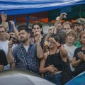 VIDEO Izbacivanje 87-godišnje žene iz stana diglo Španiju na noge: Prizor dok je iznose na nosilima izazvao bes, desetine…