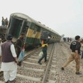 Stravična železnička nesreća u Pakistanu: Voz sa 14 vagona iskočio iz šina, ima mrtvih i povređenih