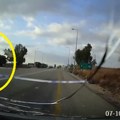 Jezivi hamas - potpuno nepotrebno: Čovek vozio kola, sasuli paljbu, kamera u autu snimala (uznemirujući snimak)