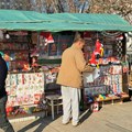 Vraća se tradicija pisanja novogodišnjih čestitki, kažu prodavci u centru grada