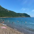 Vreo april u crnoj gori: Plaže na primorju dobile prve kupače: "Voda je odlična, topla i čista" (foto)