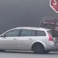 Gori automobil kod kule Vatrogasci gase vatru (foto/VIDEO)