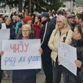 Protest roditelja i bivših učenika ispred OŠ „Dimitrije Tucović“ u Čajetini