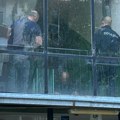 Ovo je osumnjičeni za ubistvo žene u Novom Sadu! Hladnokrvno čeka da ga policija odvede sa mesta užasa (foto, video)