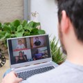 Šef zaboravio da isključi kameru nakon Zoom sastanka, radnik video bizaran prizor koji ne može da zaboravi