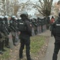 Protest u Bačkom Petrovcu tokom posete Pelegrinija, žandarmerija okružila građane