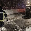 Zbog snežnih padavina evakuisane 22 osobe: Na terenu prisutna sva raspoloživa sredstva