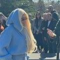 Karleuša sa kapuljačom na glavi stigla na pomen Saši Popoviću: U suzama poljubila spomenik, pa zagrlila nju