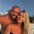 "Daj Bože da se vratimo kući" Pevač prinudno produžio odmor zbog haosa na Bliskom istoku, a evo šta radi sa ćerkom daleko od…