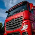 Za preticanje ovog giganta potrebno je i do 2,5 kilometara: Mercedes predstavio ogroman kamion sa prikolicama