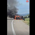 Vatra "guta" automobil na auto-putu Užas kod Niša: Putnici na vreme izašli, stvaraju se veliki zastoji (video)