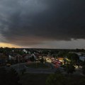 Oluja stigla u Beograd: Apokaliptični prizori, odjekuju gromovi (foto)