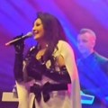 Naslonila se na stolicu i jedva stoji: Isplivao video sa Draganinog koncerta u Hrvatskoj kada odustaje na bini